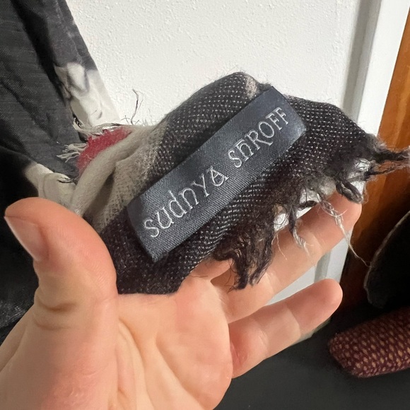 Sudnya Shroff Scarf with Face Print - Picture 4 of 4